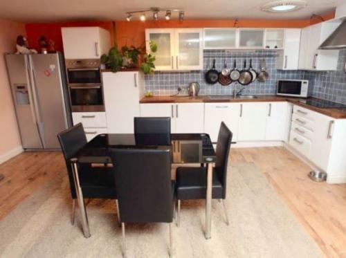 Она нашла бункер, построенный 70 лет назад. 05