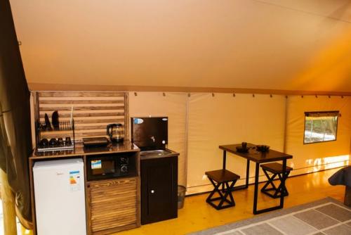 Давно я не жила на турбазах в палатках, но сейчас турбазы другие, и называются загадочно - Глэмпинг. 05