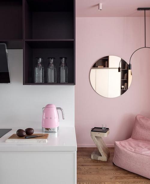 Интерьер квартиры - студии 29 м в Москве с разворотом кухни, спальной нишей и рабочими местами в шкафу. 02