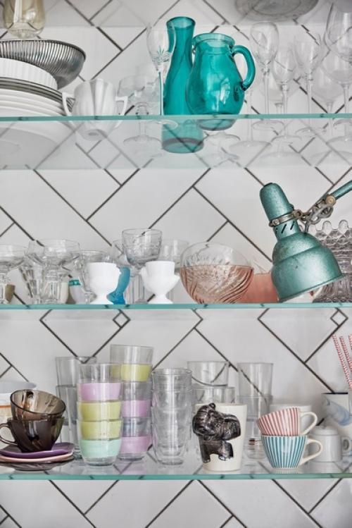 В этой квартире с красными акцентами, расположившейся в центре Копенгагена, царит очаровательная жизнь парижского кафе. 03