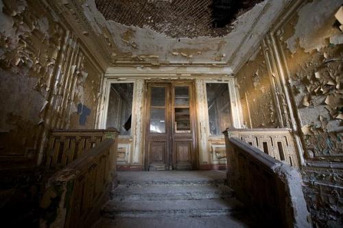 Особняк бракгаузен. Место@int. 01