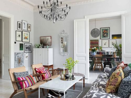 Море принтов и постеров в интерьере белой скандинавской квартиры. 02