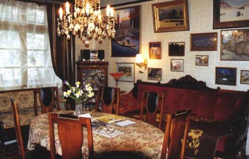 Дом врача расположен на пересечении стрелецкой и большой житомирской. 03