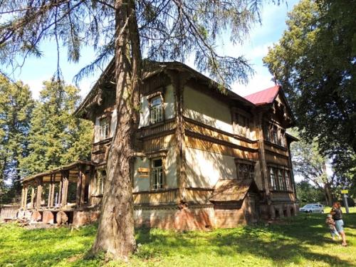 В вышнем Волочке есть единственный в городе дом в стиле модерн - дача купцов рябушинских, который к февралю 2018-го хотели снести. 02