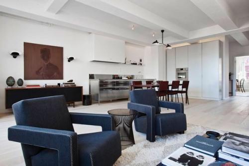 Представленное в этой статье здание раньше являлось самой настоящей шоколадной фабрикой, которая со временем сменила здание на более современное. 03