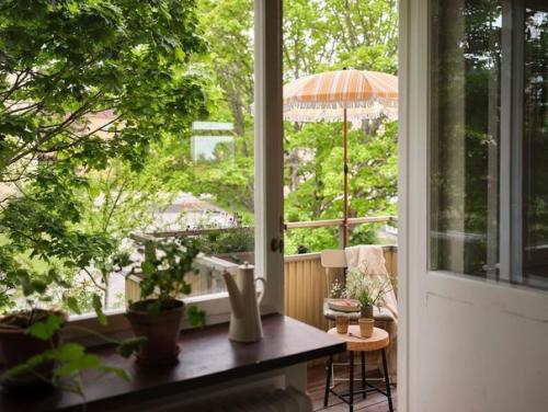 Скандинавская квартира с красивой серо-голубой кухней и розово - бежевыми оттенками в интерьере. 08