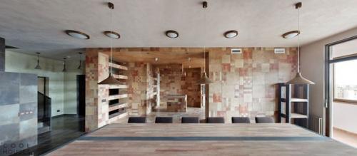 Квартира с необычным дизайном разработана Петром костеловым и находится в Москве, Россия. 04