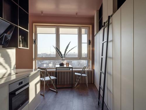 Интерьер квартиры - студии 29 м в Москве с разворотом кухни, спальной нишей и рабочими местами в шкафу. 07