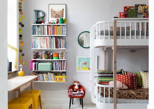 Море принтов и постеров в интерьере белой скандинавской квартиры. 08