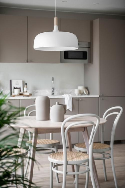 Маленькая_скандинавская_квартира с антресолью в светло-бежевых тонах. 05