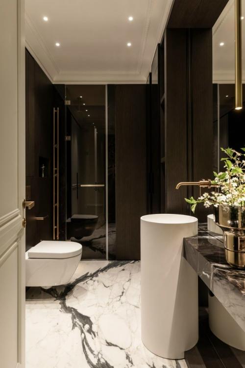 Лепнина, дерево, латунь и мрамор стали основой интерьера квартиры площадью 95 м, выполненной с утончённым французским акцентом. 02