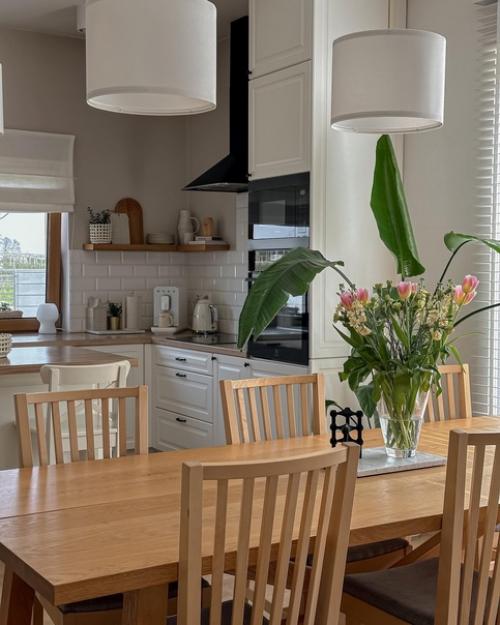 Серый - один из самых популярных цветов в дизайне интерьера благодаря своей универсальности и множеству доступных оттенков. 01