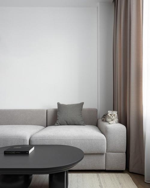 Квартира расположена на 21-м этаже ЖК, интерьер создавался для семьи с ребенком, школьницей начальных классов. 04