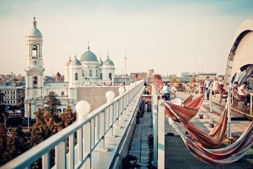 7 кафе Петербурга, где можно отдохнуть в гамаке или покачаться на качелях. 03