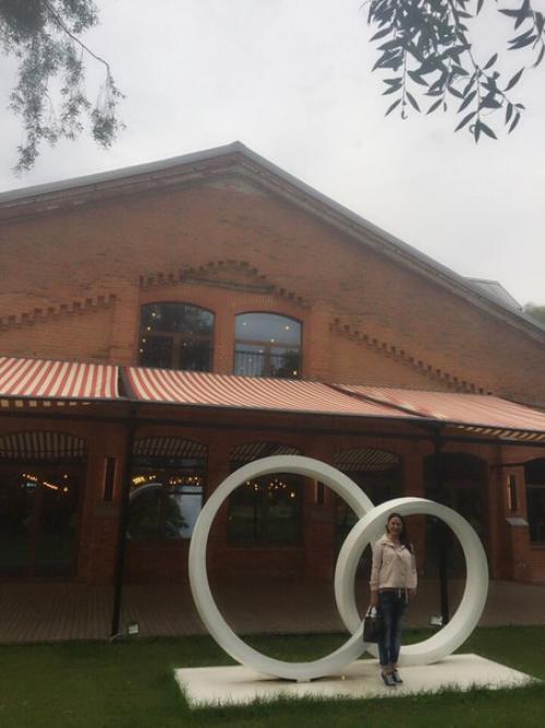 Просторный семейный ресторан в саду Бенуа.