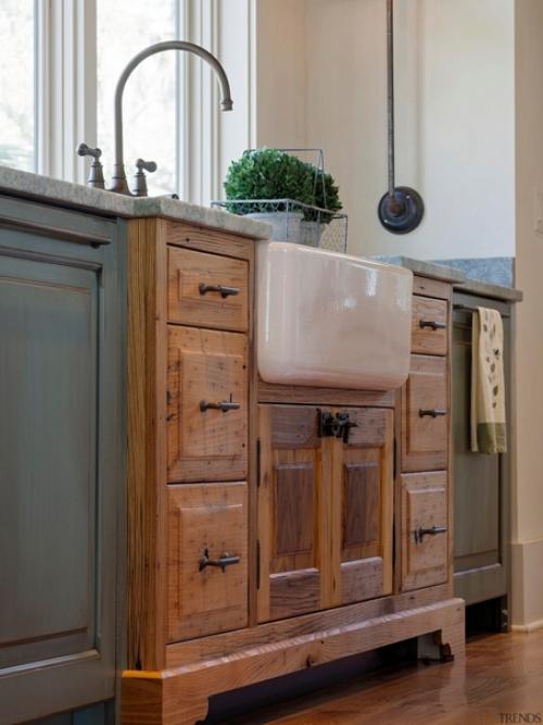 Серый цвет по-прежнему царит в современных интерьерах, и кухни - не исключение. 01