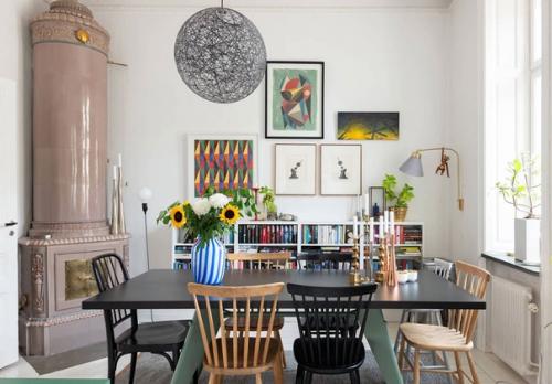 Море принтов и постеров в интерьере белой скандинавской квартиры. 03