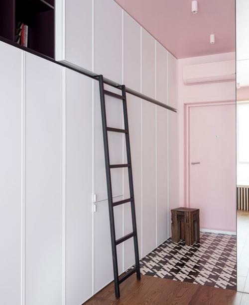 Интерьер квартиры - студии 29 м в Москве с разворотом кухни, спальной нишей и рабочими местами в шкафу. 05