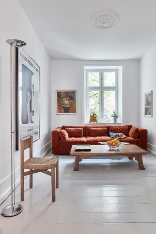 В этой квартире с красными акцентами, расположившейся в центре Копенгагена, царит очаровательная жизнь парижского кафе. 01