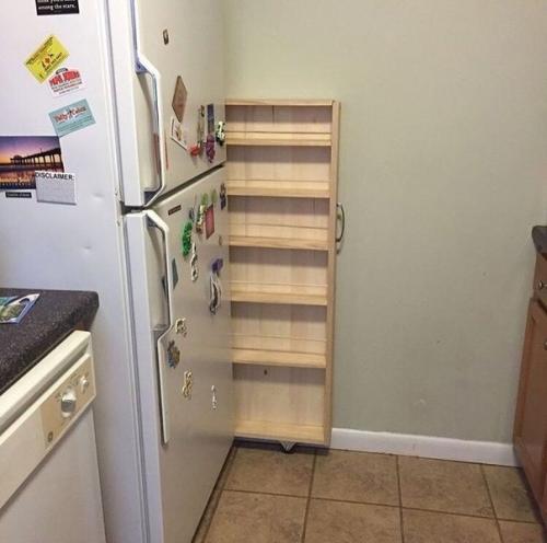 Такую полку можно не только в кухню, но и в ванную комнату смастерить. 04