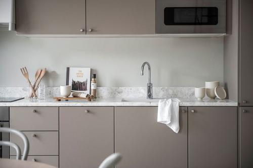 Маленькая_скандинавская_квартира с антресолью в светло-бежевых тонах. 03