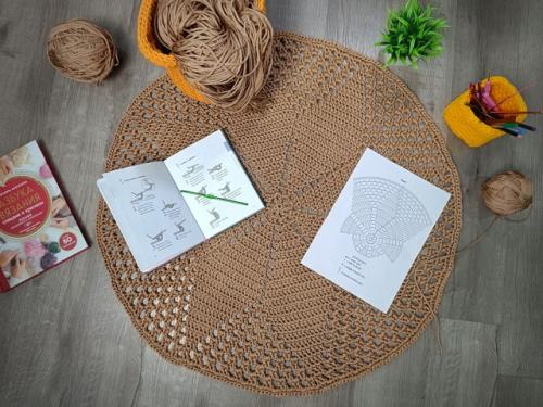 Привет!  Хочу поделиться с вами своим новым проектом - вязанным ковриком.