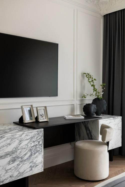 Лепнина, дерево, латунь и мрамор стали основой интерьера квартиры площадью 95 м, выполненной с утончённым французским акцентом. 01