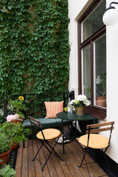 Море принтов и постеров в интерьере белой скандинавской квартиры. 09