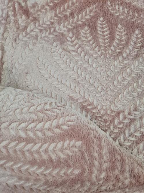 Многие считают розовый цвет инфантильным и достойным исключительно комнаты юной девушки. 06