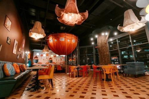 7 кафе Петербурга, где можно отдохнуть в гамаке или покачаться на качелях. 08