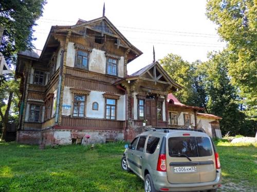 В вышнем Волочке есть единственный в городе дом в стиле модерн - дача купцов рябушинских, который к февралю 2018-го хотели снести. 09