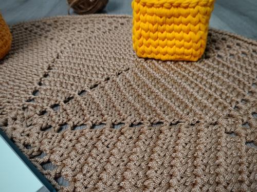 Привет!  Хочу поделиться с вами своим новым проектом - вязанным ковриком. 03