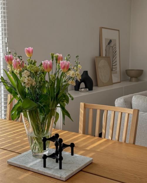 Серый - один из самых популярных цветов в дизайне интерьера благодаря своей универсальности и множеству доступных оттенков. 04