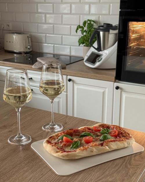 Серый - один из самых популярных цветов в дизайне интерьера благодаря своей универсальности и множеству доступных оттенков. 07