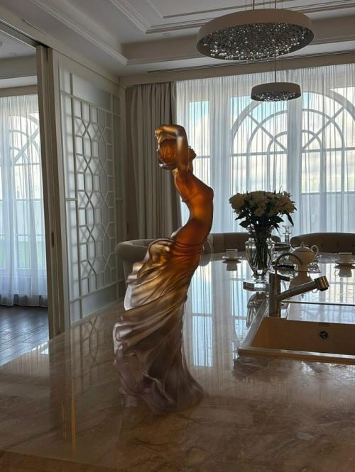 У меня дома есть ниши, специально созданные для статуэток, но они долгое время оставались пустыми. 02