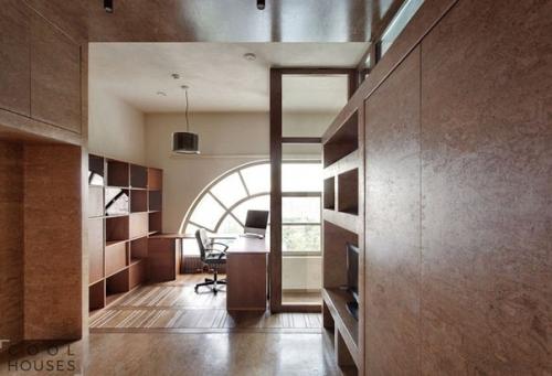 Квартира с необычным дизайном разработана Петром костеловым и находится в Москве, Россия. 02