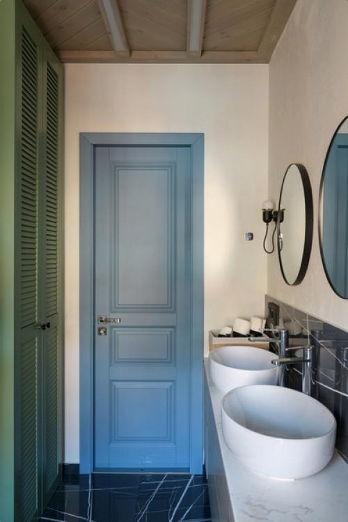 Хозяева и авторы проекта хотели создать современный русский интерьер, в котором сочетаются сибирские традиции и современные технологии. 09