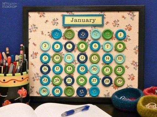 Календарь из пуговиц?