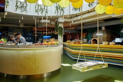 7 кафе Петербурга, где можно отдохнуть в гамаке или покачаться на качелях. 07