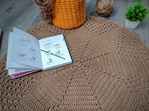 Привет!  Хочу поделиться с вами своим новым проектом - вязанным ковриком. 01