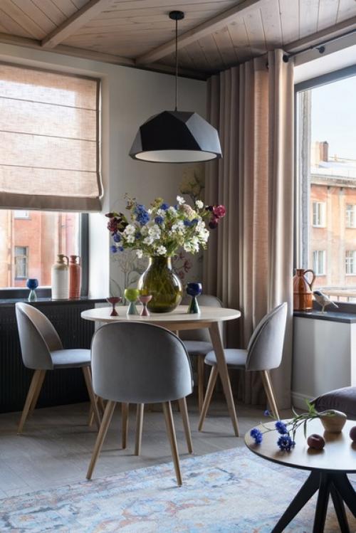 Хозяева и авторы проекта хотели создать современный русский интерьер, в котором сочетаются сибирские традиции и современные технологии. 02