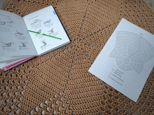 Привет!  Хочу поделиться с вами своим новым проектом - вязанным ковриком. 02