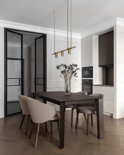 Квартира расположена на 21-м этаже ЖК, интерьер создавался для семьи с ребенком, школьницей начальных классов. 02