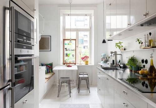 Море принтов и постеров в интерьере белой скандинавской квартиры. 05