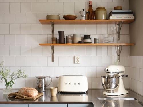 Скандинавская квартира с красивой серо-голубой кухней и розово - бежевыми оттенками в интерьере. 01