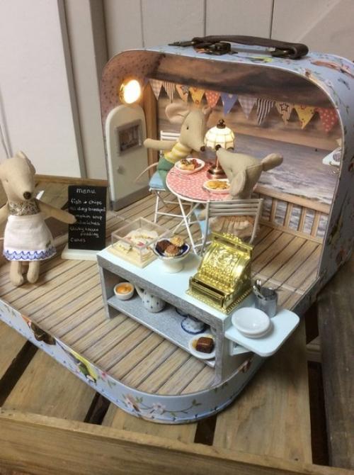 Я просто влюбилась в эти кукольные чемоданчики. 09