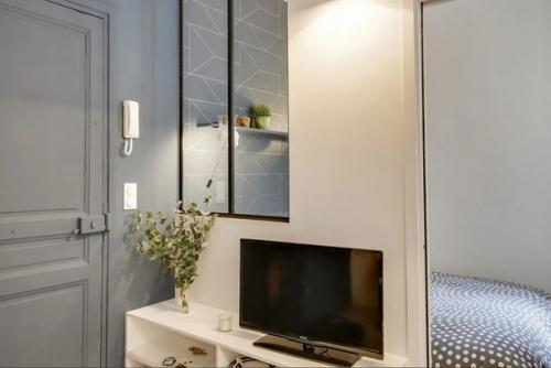 Современный интерьер парижской квартиры площадью всего 20 кв. 03