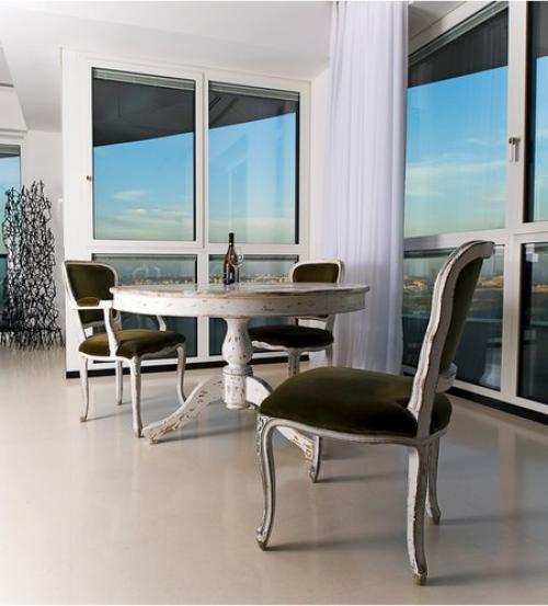 Что делать со старым дубовым столом из бабушкиной гостиной, когда на дворе XXI век, и хочется, чтобы мебель в квартире была современной и стильной? 02