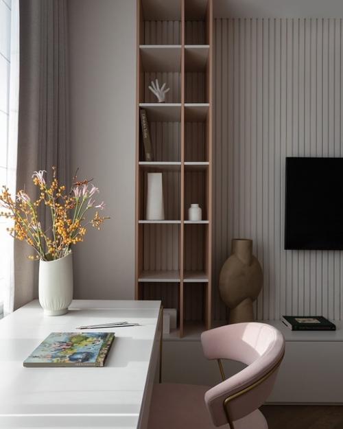 Квартира расположена на 21-м этаже ЖК, интерьер создавался для семьи с ребенком, школьницей начальных классов. 06