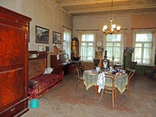 В вышнем Волочке есть единственный в городе дом в стиле модерн - дача купцов рябушинских, который к февралю 2018-го хотели снести. 06